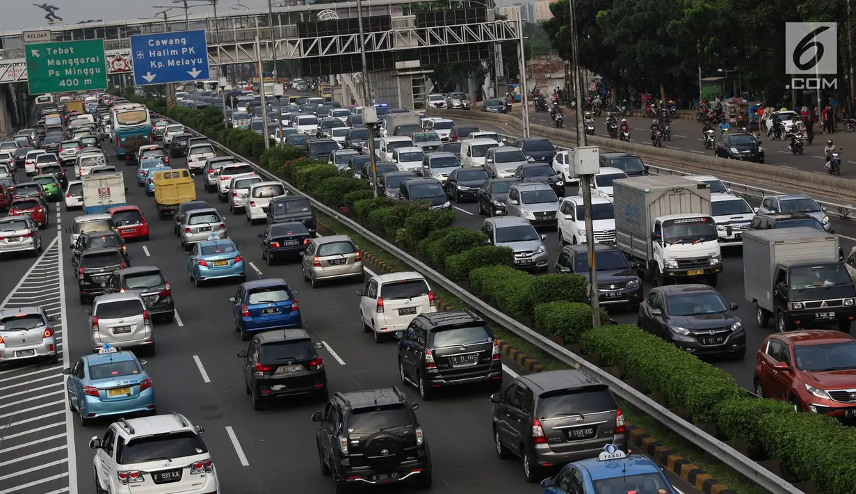 Kendaraan terjebak kemacetan di tol dan di Jalan Gatot Soebroto, Jakarta, (5/6). Banyaknya warga yang ingin berbuka puasa, menyebabkan ruas jalan di Ibu Kota lebih macet dibanding biasanya, terutama jam pulang kerja. (Liputan6.com/Immanuel Antonius)
