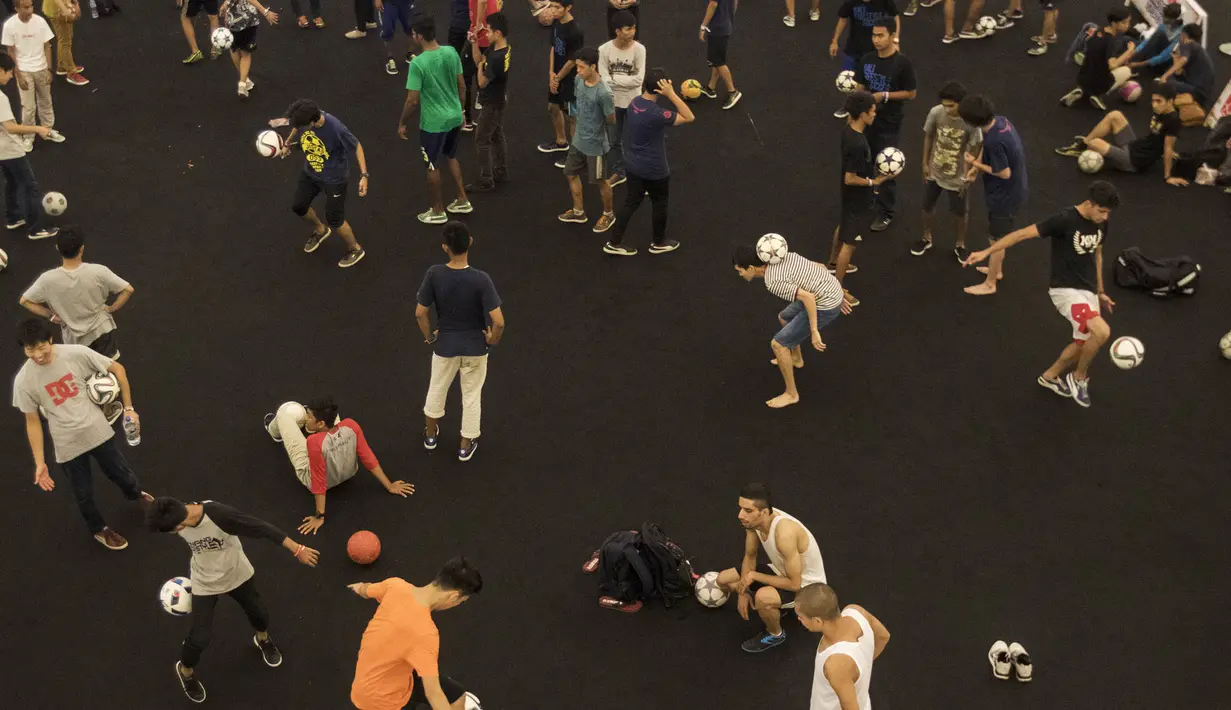 Sejumlah freestyler melakukan pemanasan sebelum tampil pada Indonesian  Freestyle Football Championship 2015 di Mall Pluit Village, Jakarta, Sabtu (14/11/2015). (Bola.com/Vitalis Yogi Trisna)