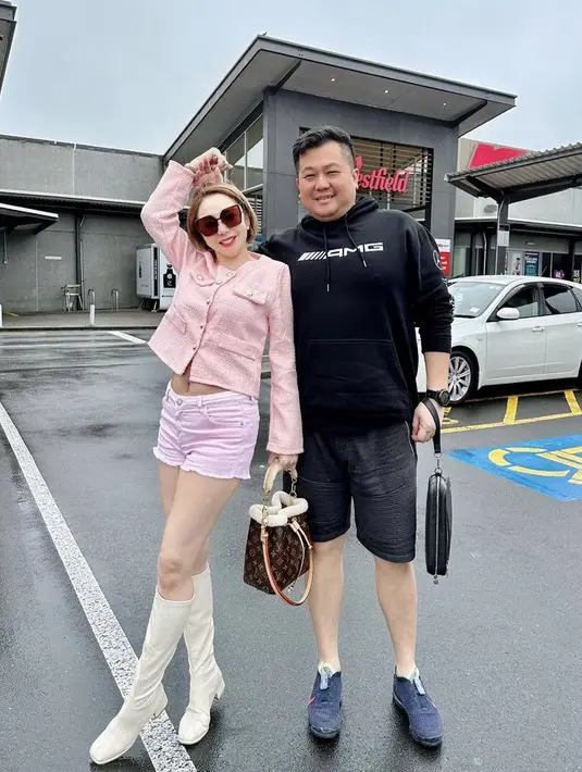 <p>Femmy tampil semakin bahagia setelah menikah dan menetap di New Zealand. Ia tampil drngan tweed jaket pink dipadukan short pants warna serasu dan boots putihnya. (@femmypermatasari)</p>
