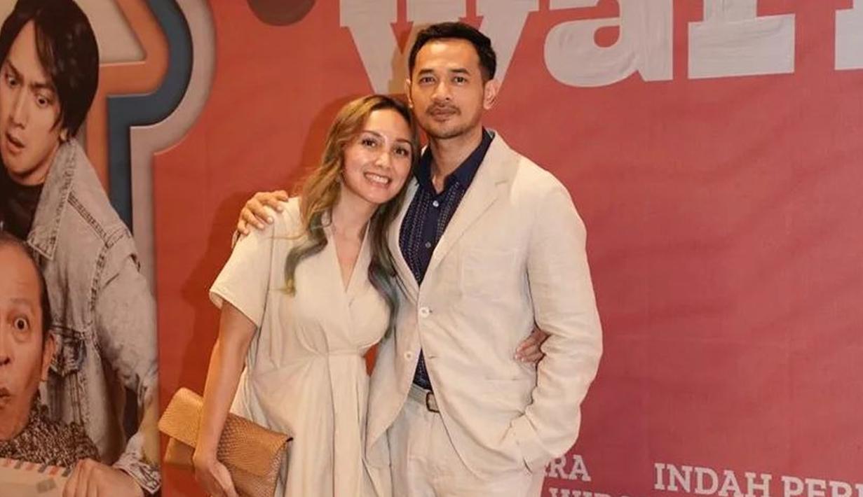 Kekompakan juga ditunjukkan keduanya saat menghadiri gala premiere film 'Gara-Gara Warisan'. Oka dan Rara tampil serasi mengenakan busana warna krem. Keduanya tampak saling mendukung karir masing-masing. Terkadang, Rara juga memboyong buah hati mereka untuk menghadiri peluncuran film yang dibintangi Oka. (Liputan6.com/IG/@rara.wiritanaya)