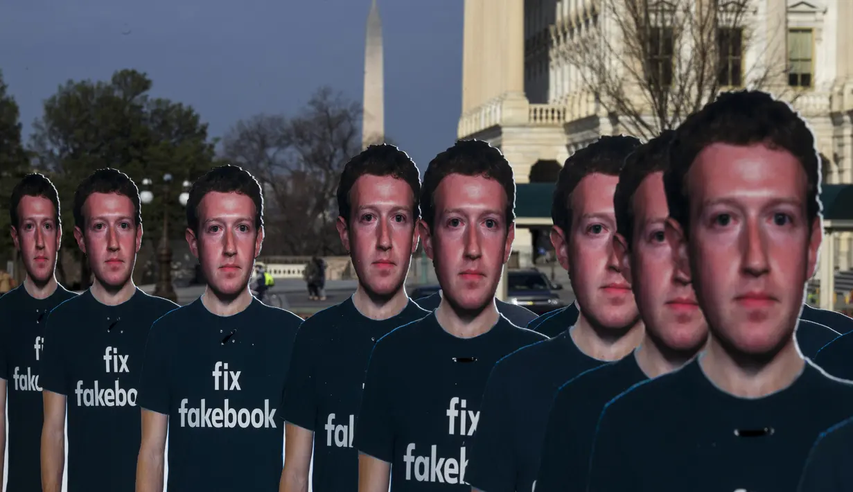 Sejumlah potongan karton CEO Facebook Mark Zuckerberg yang mengenakan kaos bertuliskan "fix fakebook" di pajang di halaman Capitol AS di Washington DC (10/4). (Zach Gibson / Getty Images / AFP)