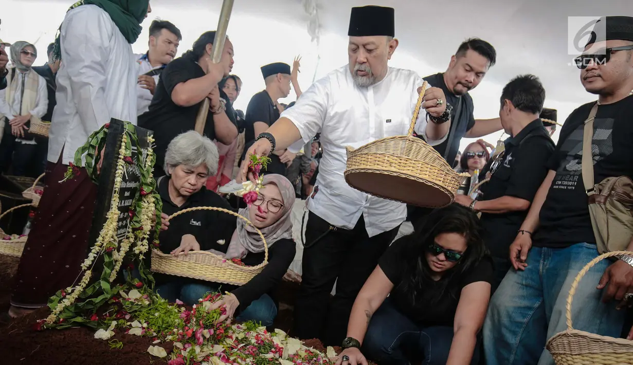 Komedian Indro Warkop menaburkan bunga di pusara istrinya, Nita Octobijanthy di TPU Tanah Kusir, Jakarta, Rabu (10/10). Nita Octobijanthy meninggal dunia di RS MMC Jakarta Selatan. (Liputan6.com/Faizal Fanani)
