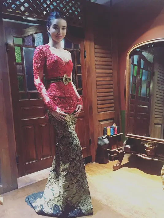 Manohara juga tampak anggun saat mengenakan kebaya Bali yang dipadukan dengan rok batik mermaid. Rancangan dari Anne Avantie ini memberikan kesan feminin dan elegan yang khas, memperlihatkan keindahan budaya Nusantara dalam balutan busana modern. [@manodelia].