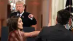 Presiden AS, Donald Trump mengarahkan telunjuk ke jurnalis CNN Jim Acosta saat seorang staf mencoba menarik mikrofon darinya dalam konferensi pers di Gedung Putih, Rabu (7/11). Ketegangan bermula dari pertanyaan sang wartawan soal imigran. (AP/Evan Vucci)