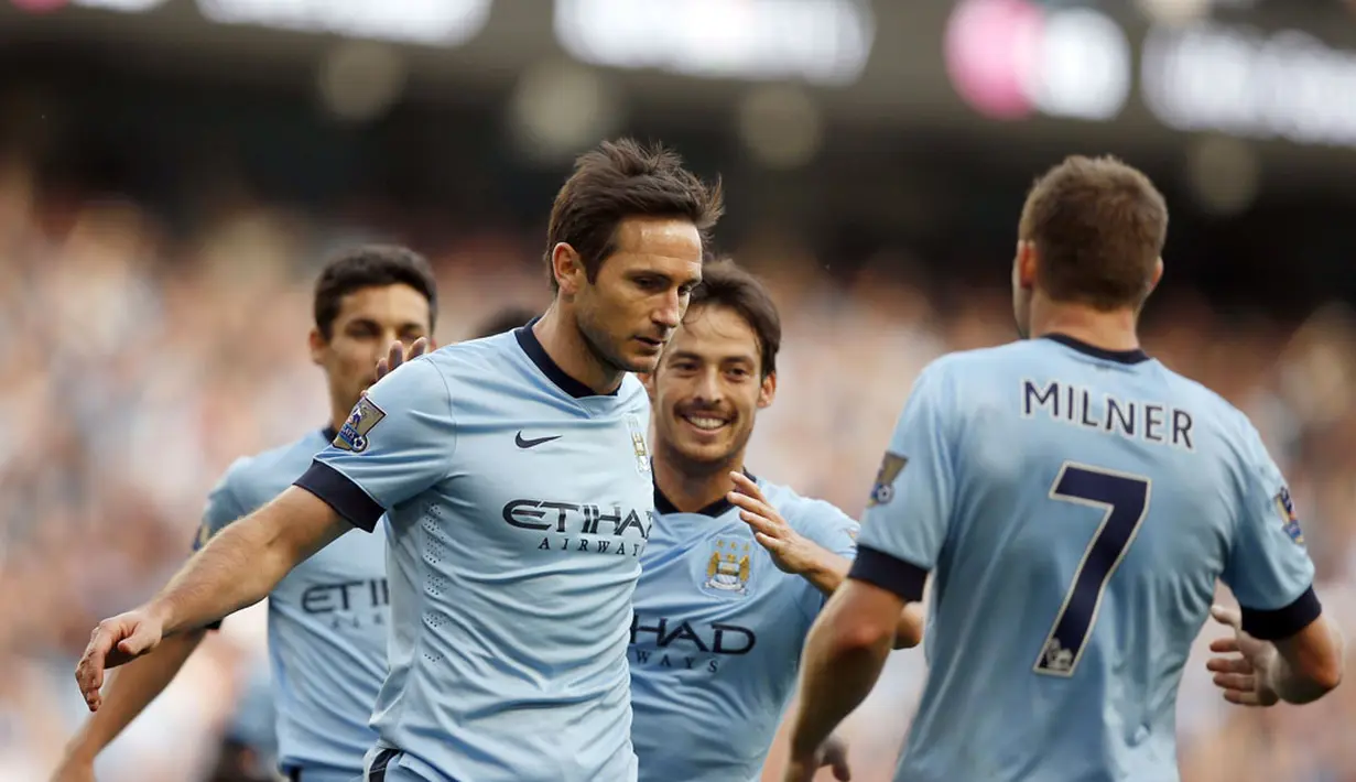 Selebrasi pemain Manchester City usai Frank Lampard (tengah) mencetak gol ke gawang Chelsea di laga lanjutan Liga Primer Inggris di Stadion Etihad, (21/9/2014). (REUTERS/Andrew Yates)