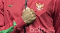 Tangan dari Gelandang Timnas Indonesia U-22, Saddil Ramdani, memegang erat dadanya saat menyanyikan lagu Indonesia Raya sebelum laga uji coba melawan Persija. Sepanjang lagu para pemain tampak khidmat. (Bola.com/Vitalis Yogi Trisna)