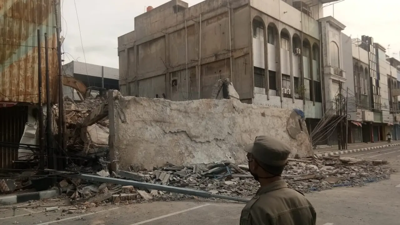 Pembongkaran bangunan ruko di Jalan Kyai Caringin, Gambir, Jakarta Pusat.