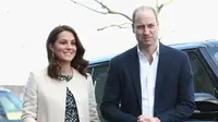 Kabar bahagia itu pertama kali diumumkan oleh Kensington Palace melalui akun Twitter-nya. Bayi laki-laki yang belum diketahui namanya itu lahir pada pukul 11 pagi waktu setempat. (AFP/Chris Jackson/POOL)