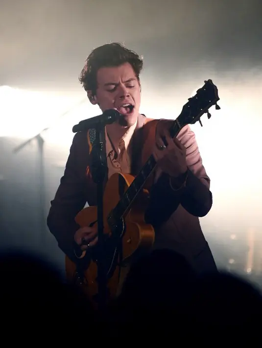 Seperti yang diketahui sebelumnya, Harry pun masih terinspirasi oleh Taylor dalam penulisan lagu. Seperti yang belum lama ini dilakukannya, Harry menuliskan sebuah lagu yang mengisahkan soal Taylor Swift. (AFP/Bintang.com)