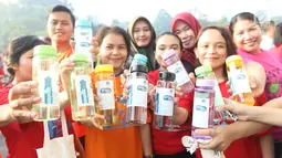 Warga menunjukkan tumbler saat mengikuti gerakan 1 juta  tumbler di GBK, Senayan, Jakarta, Minggu (28/7/2019). Sekitar 1.500 orang antusias mengikuti senam bersama dalam acara gerakan 1 juta  tumbler tersebut. (Liputan6.com/Angga Yuniar)