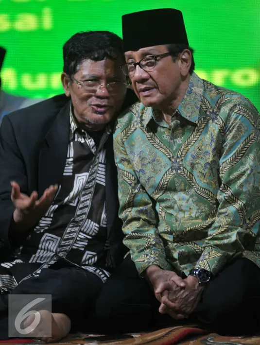 Akbar Tanjung (kanan) saat menghadiri haul ke enam Gus Dur di Ciganjur, Jakarta, Sabtu (26/12/2015). Dalam acara ini masyarakat diajak untuk merawat tradisi serta merajut hati seperti pencerminan dari perjuangan Gus Dur. (Liputan6.com/Gempur M Surya)