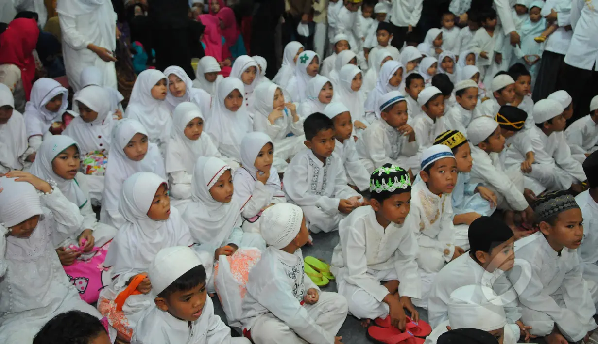 Ribuan anak yatim menghadiri tahlilan tujuh hari kematian Olga Syahputra di kawasan Duren Sawit, Jakarta, Jumat (3/4/2015). Komedian 32 tahun itu meninggal akibat sakit meningitis yang dideritanya. (Liputan6.com/Herman Zakharia)