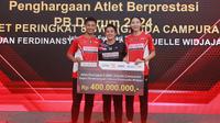 Dejan Ferdinansyah dan Gloria Emanuelle Widjaja, Ganda Campuran Peringkat 8 BWF per 31 Desember 2024 mendapat apresiasi senilai Rp400 juta dari Bakti Olahraga Djarum Foundation. (dok. PB Djarum)