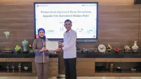 Direktur Utama PT Pertamina (Persero), Nicke Widyawati memberikan penghargaan kepada Tim Bareskrim Mabes Polri yang diterima oleh Direktur Tindak Pidana Tertentu Bareskrim, Brigjen Pol. Hersadwi Rusdiyono. (Foto: Istimewa)