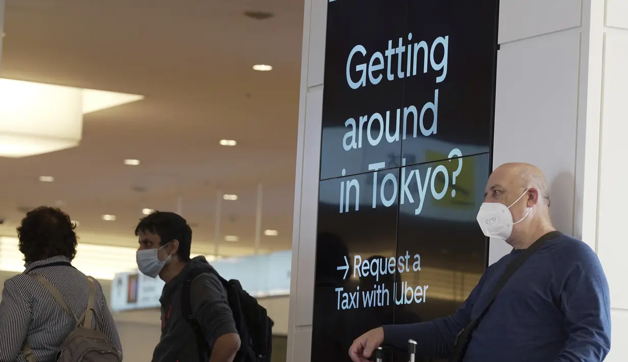 Wisatawan asing tiba di Bandara Internasional Haneda, Tokyo, Selasa (11/10/2022). Sebelumnya, Jepang memblokir masuknya pengunjung selama dua tahun hingga mulai dibuka kembali secara bertahap pada Juni. (AP Photo/Eugene Hoshiko)