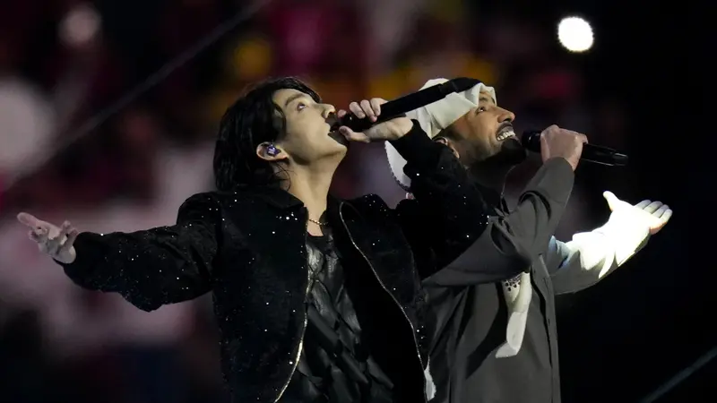 Foto: Aksi Memukau Jungkook BTS saat Nyanyikan Lagu Dreamers di Opening Ceremony Piala Dunia 2022