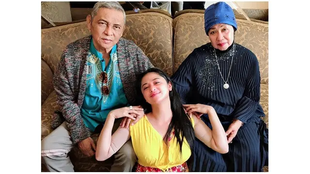Momen kebersamaan Dewi Perssik bersama dengan ibu dan mendiang ayah.