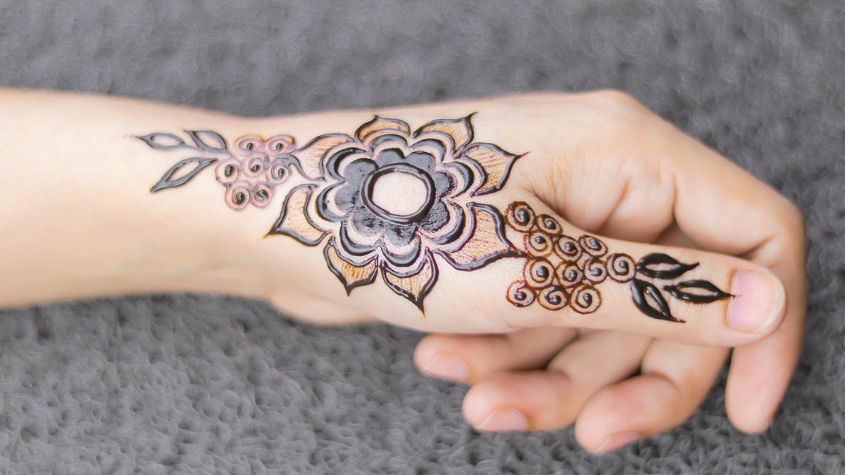Bisa Perindah Penampilan, Intip 5 Inspirasi Model Henna Tangan yang Simpel tapi Cantik Terbaru