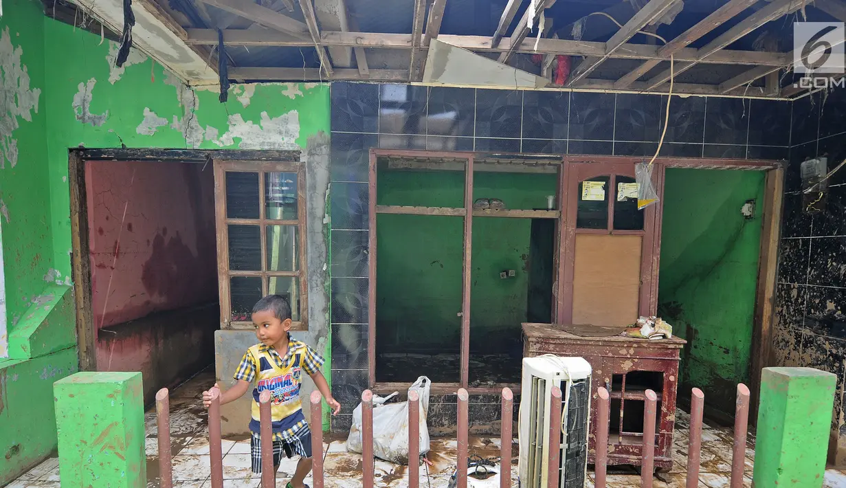 Seorang anak bermain di rumah yang rusak akibat terjangan banjir di kawasan  Balekambang, Kramatjati, Jakarta Timur, Selasa (30/4/2019). Sejumlah rumah warga di RT 005/RW 005 Balekambang rusak diterjang banjir yang terjadi pada 27 April 2019 lalu. (Liputan6.com/Herman Zakharia)