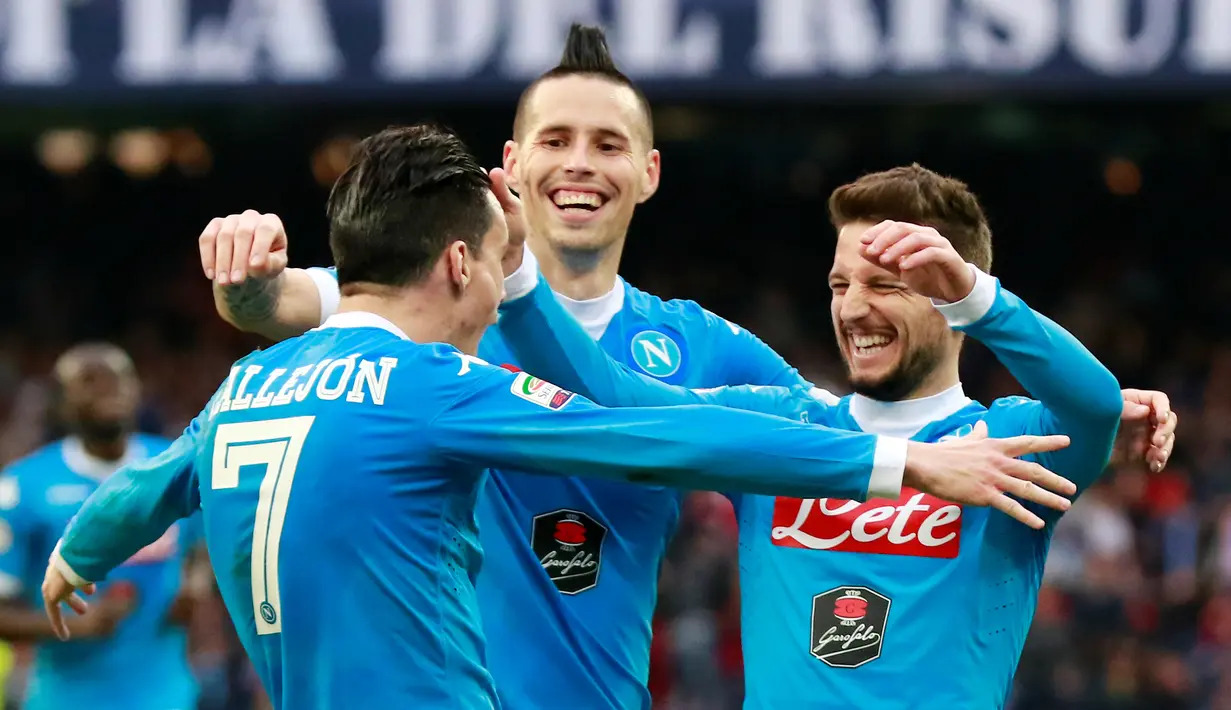 Pemain Napoli, Jose Maria Callejon, disambut rekan-rekannya setelah mencetak gol ke gawang Empoli pada lanjutan Serie A Italia di Stadion San Paolo, Minggu (31/1/2016) malam WIB. (AFP/Carlo Hermann)