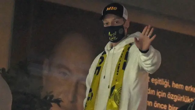 FOTO: Fenerbahce Menang, Mesut Ozil Nonton dari Bangku Penonton