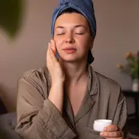 Rutinitas perawatan kulit di malam hari agar terhindar dari kulit kusam. (foto: lookstudio/freepik)