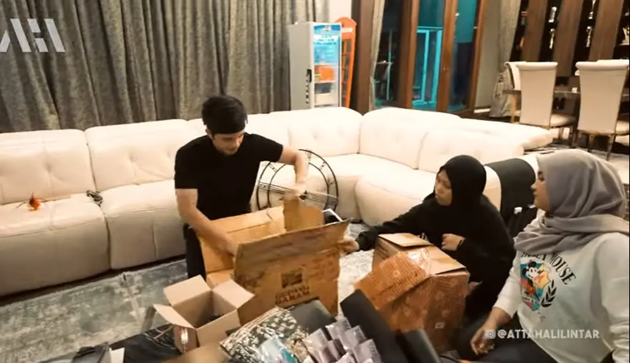 Atta Halilintar buka kado Ultah (Youtube/ AH)