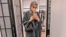 Suka kenakan outer? Gaya Zaskia Sungkar ini mungkin pilihan yang cocok untuk kamu. padukan outerwear dengan celana kulot plisket warna senada. Untuk hijab, berikan sentuhan motif agar penampilan lebih hidup. (Instagram/zaskiasungkar16).