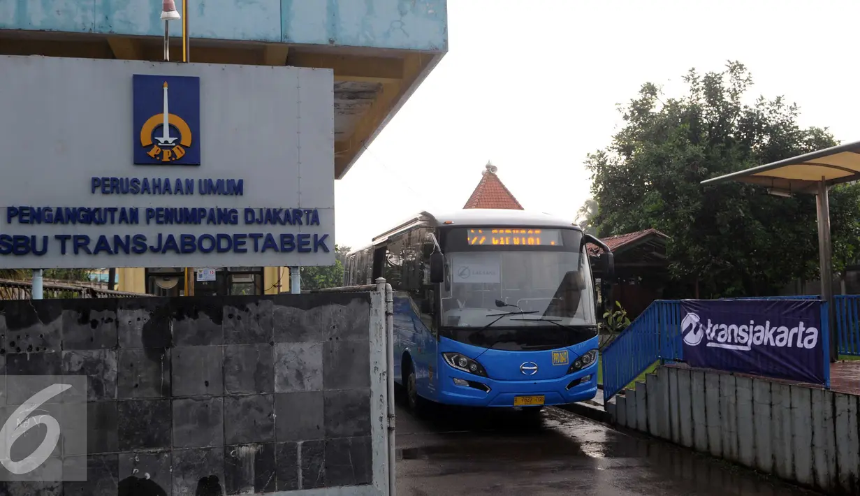Bus Transjakarta berangkat dari Pool Pemberangkatan Tranjakarta, Ciputat, Tangsel,Senin (6/6) PT Transportasi Jakarta menghadirkan 2 rute baru yakni Ciputat-Bundaran HI dan BSD-Slipi yang mulai beroperasi hari ini. (Liputan6.com/Helmi Afandi) 