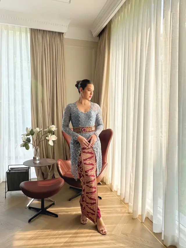 6 Potret Raisa di Pernikahan Marco Ivanos Sang Sepupu, Tampil Anggun Berkebaya