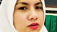 Mantan istri komedian Aming ini terlihat begitu cantik santun memakai hijab dan busana syar i nya. Busana bernuansa putih dikenakan Evelyn yang pastinya membuat ia tampak memesona. (Instagram/evelinnadaanjani)