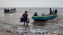 Sejumlah nelayan bersiap berlayar menangkap ikan di perairan Desa Tanah Kuning, dekat lokasi pengembangan Kalimantan Industrial Park Indonesia di Bulungan, Kalimantan Utara, Indonesia, Kamis, 24 Agustus 2023. (AP Photo/Yusuf Wahil)