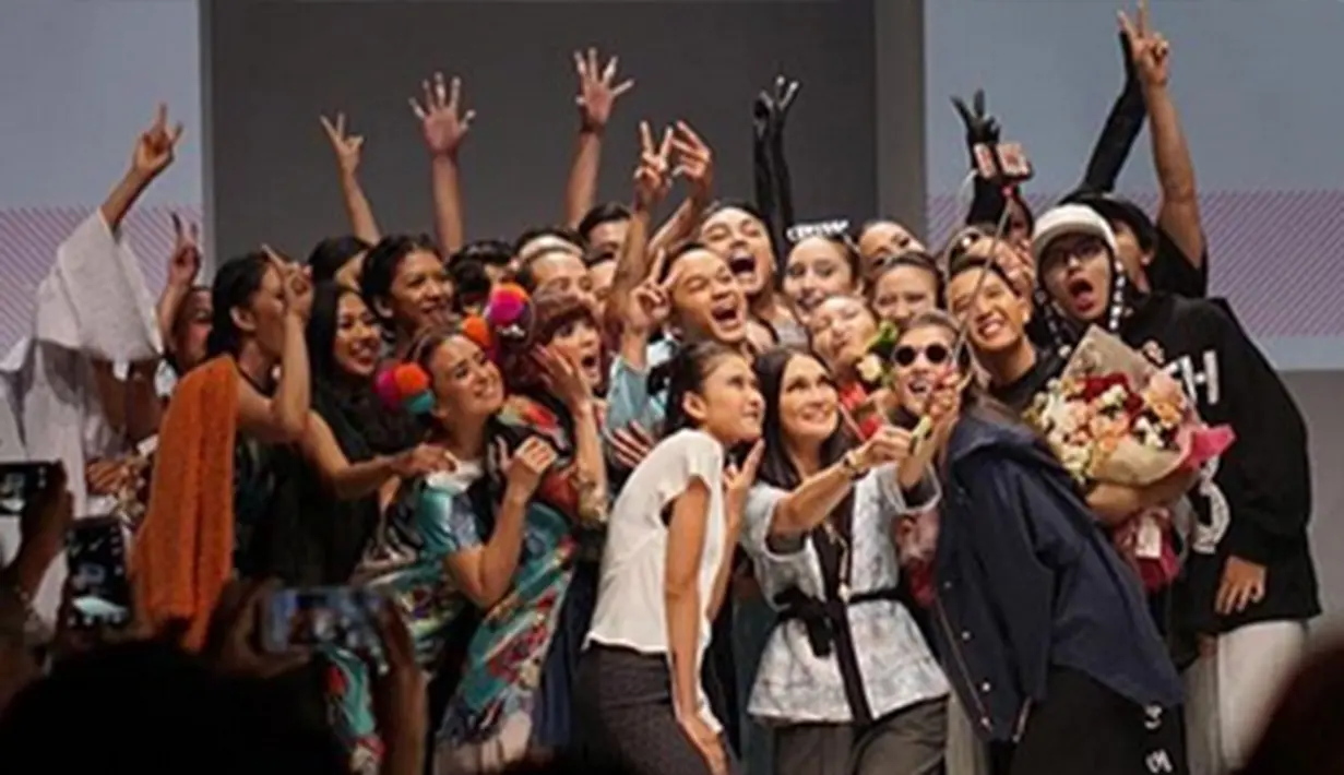 Ditemani beberapa selebriti, seperti Ayu Dewi, Shahnaz hingga Carrisa Putri, Luna Maya jalan di catwalk sambil memegang ponsel lengkap dengan tongkat selfie. (Via Instagram/@Lunamaya)