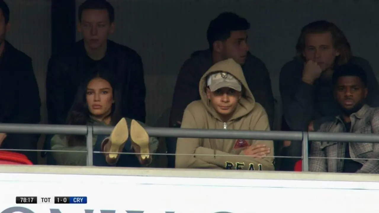 Dele Alli dan kekasihnya, hadir menyaksikan pertandingan Tottenham Hotspur melawan Crystal Palace