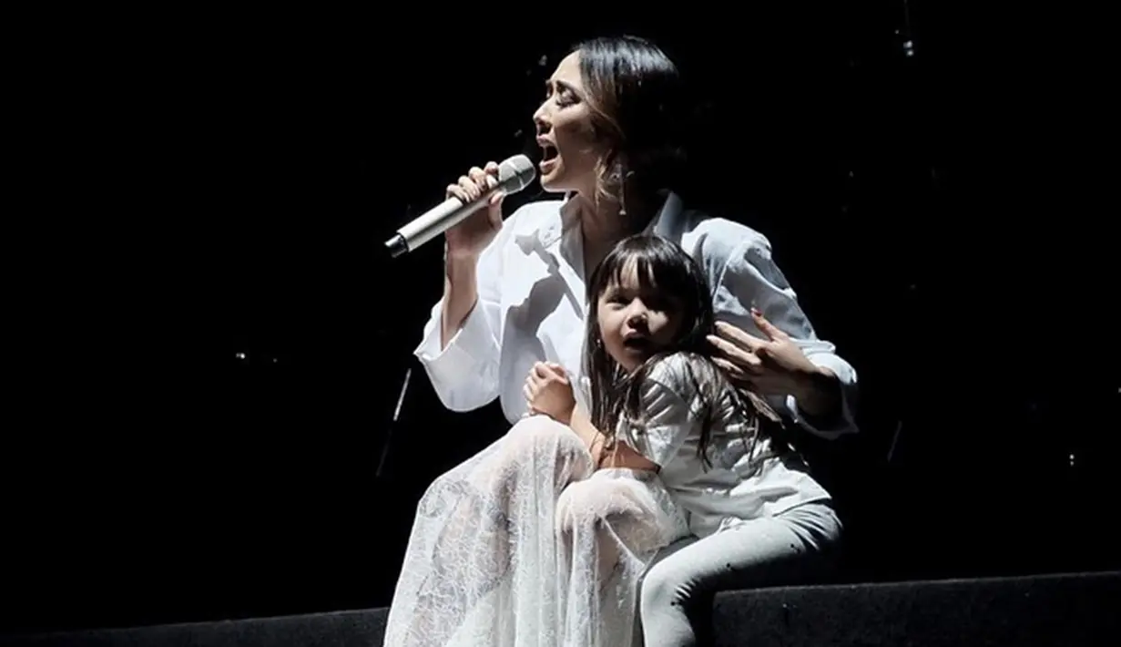 Dalam beberapa kesempatan, mantan istri Gading Marten ini juga mengajak putri semata wayangnya, Gempi untuk tampil di atas panggung. Aksi ibu dan anak ini pun sukses mencuri perhatian. (Liputan6.com/IG/@gisel_la)