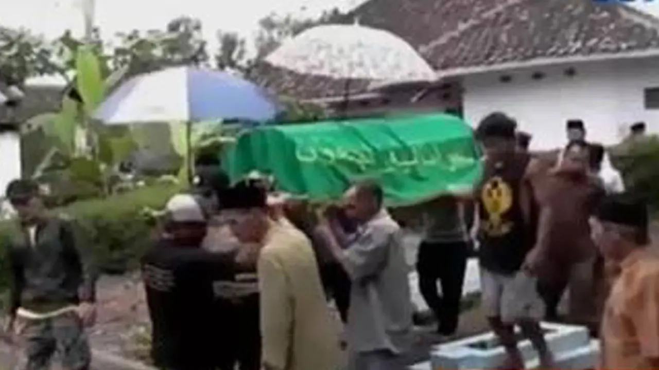 Dewi yang Ditabrak Suami dengan Truk Tronton Dimakamkan 