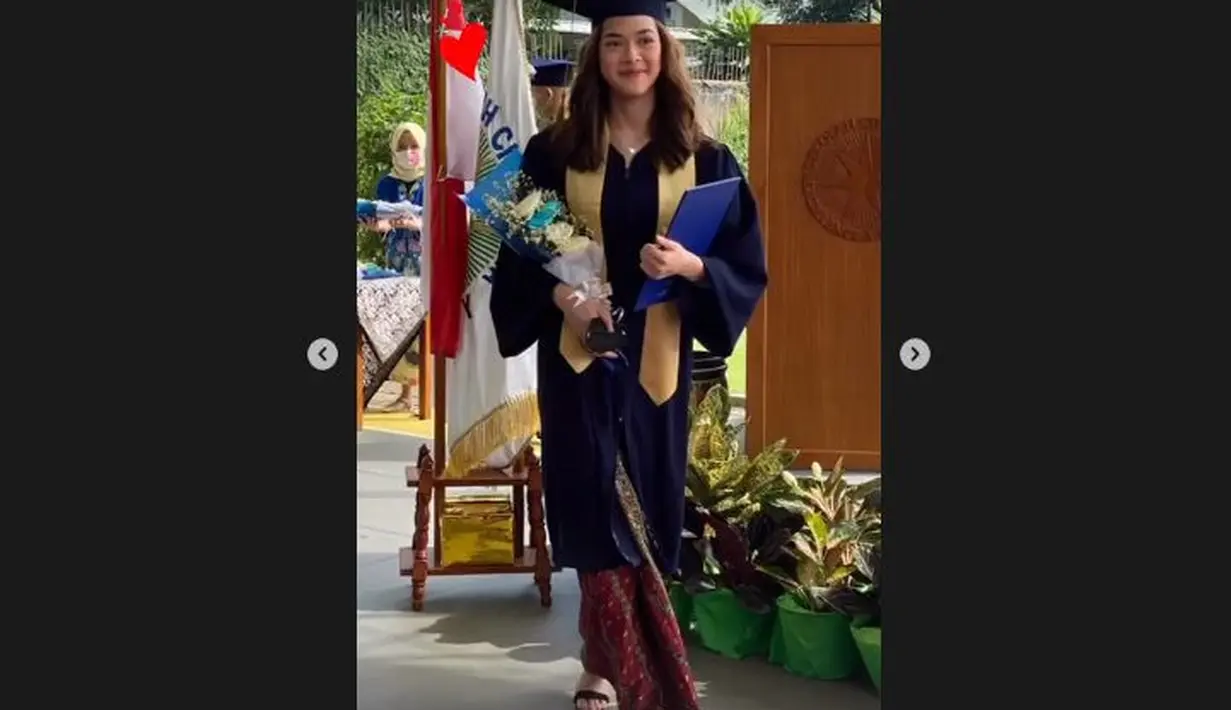 Pulasan makeup yang flawless membuat tampilan Kayra semakin memesona. Uraian rambut sederhana juga semakin menonjolkan kecantikan alaminya.