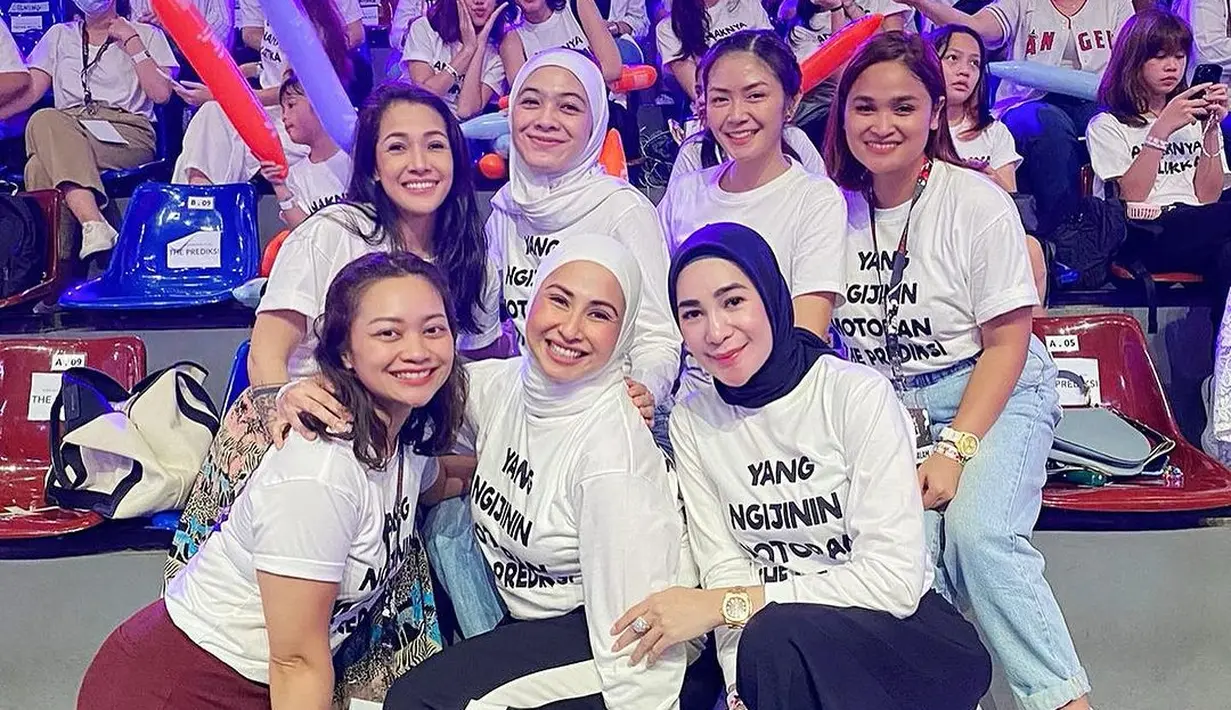 Sedangkan istri-istri dari geng motor The Prediksi yang diketuai Andre Taulani, juga kompak mengenakan kaos putih bertuliskan YANG NGIJININ MOTORAN THE PREDIKSI. Dalam pertandingan Bahkan Voli, The Prediksi harus mengakui keunggulan The Actor yang beranggotakan Lukman Sardi cs. [Instagram/mieke_amalia]