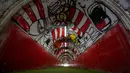 <p>Mural di pintu masuk terowongan terkenal Stadion Rajko Mitic, Beograd, Serbia dua hari sebelum pertandingan sepak bola Grup G Liga Champions UEFA antara Crvena Zvezda (Red Star Belgrade) dan Manchester City pada 11 Desember 2023 waktu setempat. (AFP/Andrej Isakovic)</p>