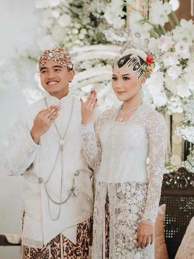 Kaesang-Erina Gudono dalam baju adat Jawa