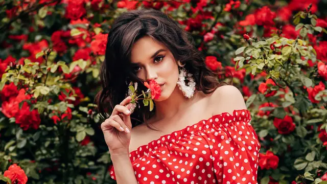 cantik dewasa baju merah