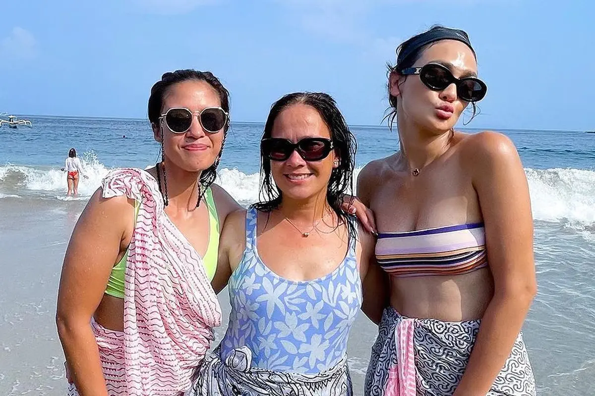 Luna Maya di pantai (Instagram/lunamaya)