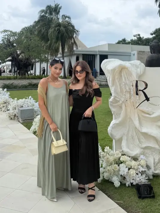 Aruan Marsha tampil mengenakan long dress sleeveless sambil membawa tas Louis Vuitton warna senada. [@za.via]