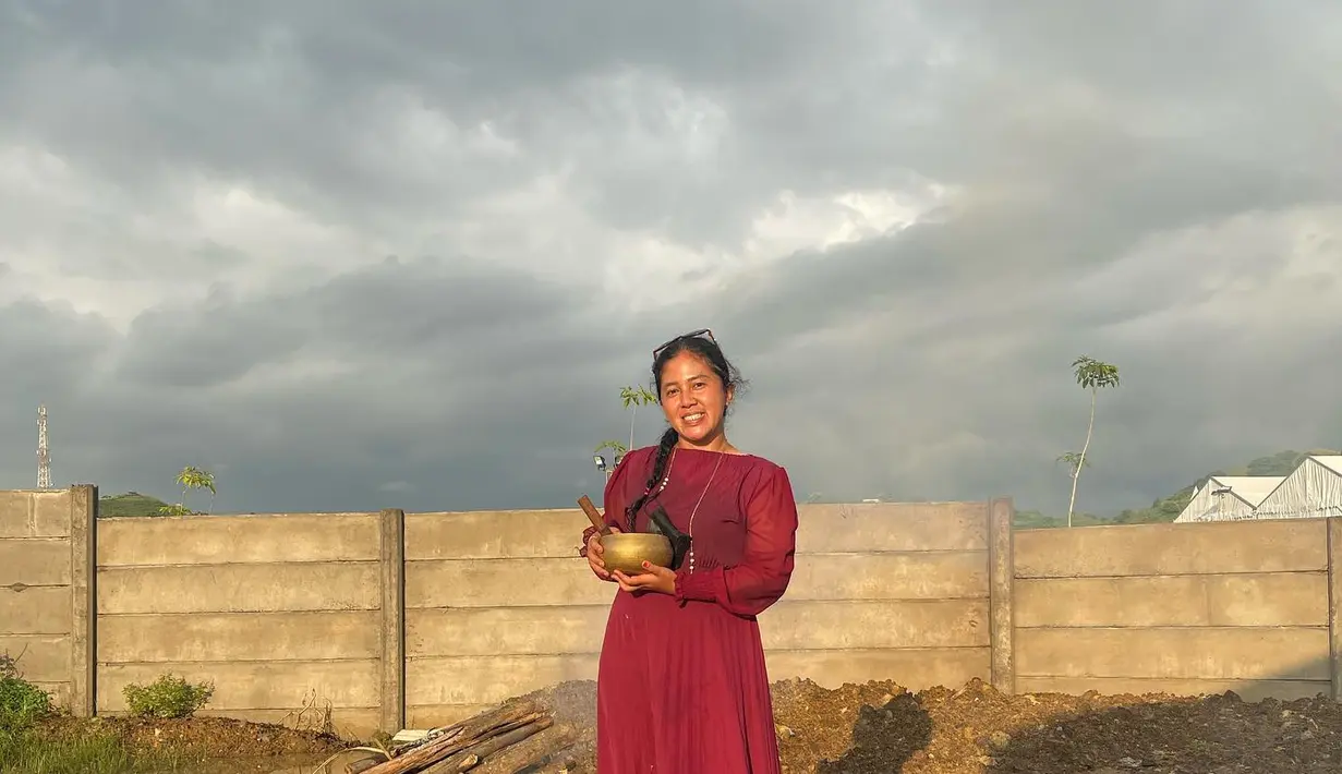 Melalui akun Facebooknya, Rara mengungkapkan jika Saya sebagai tim doa pawang hujan yang direkomendasikan Pak Erick Thohir (Menteri BUMN) dan sering mengawal event-nya Presiden Jokowi dan event kenegaraan lain." (Foto: Facebook/ Cahaya Tarot)


 