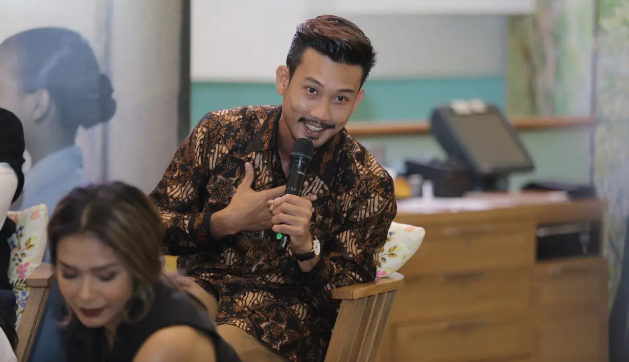 "Saya cari pacar yang kayak kartini, yang punya prinsip dan harus cantik kayak Dian Sastro. Tapi nggak ada di dunia ini, hahaha," seloroh Denny Sumargo, di Plaza Indonesia, Jakarta Pusat, Rabu (4/4/2017). (Galih W. Satria/Bintang.com)