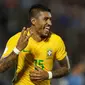 Gelandang Brasil, Paulinho mencetak Hattrick saat melawan Uruguay dalam laga kualifikasi Piala Dunia 2018 zona Amerika Selatan di Stadion Centenario, Kamis (23/3). Tiga dari empat gol Brasil dicetak Paulinho dan sisanya Neymar (AP Photo/Natacha Pisarenko)