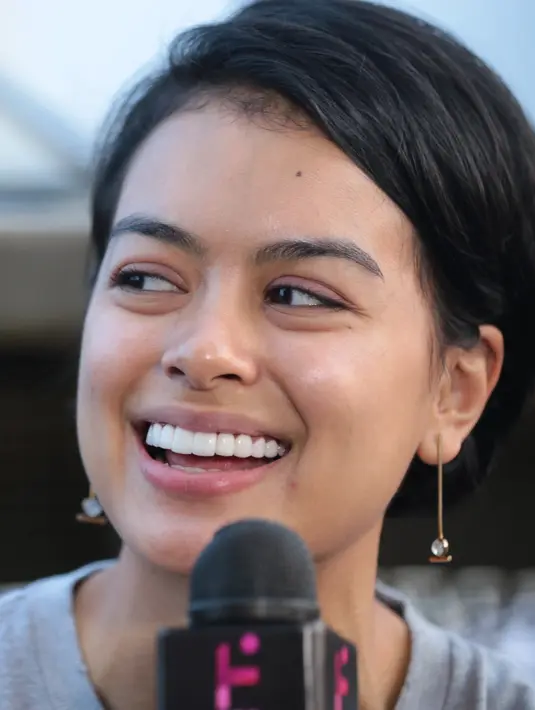 Putri Sophia Latjuba mengatakan pendapatnya bahwa seorang wanita harus lebih bersinar dengan menghasilkan karya-karyanya. (Adrian Putra/Bintang.com)