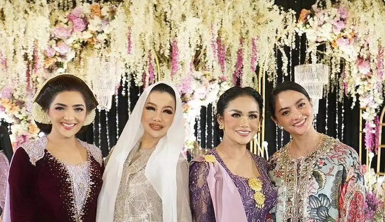 Reza Artamevia tampil menjadi pengisi acara di Mitoni Aurel Hermansyah. Ia menghibur para tamu undangan dengan bernyanyi mengenakan kebaya coklat muda, dipadu kain batik sebagai rok dan selendang putih yang menutupi kepalanya. [Instagram/rezaartameviaofficial]