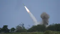 Sistem Roket Artileri Mobilitas Tinggi (HIMARS) M142 AS menembakkan rudal selama latihan militer gabungan Balikatan AS-Filipina di San Antonio di Provinis Zambales, Filipina utara pada Rabu, 26 April 2023. (AFP/TED ALJIBE)
