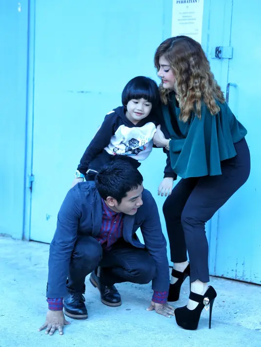 Bagi Dwi Andhika, bersama dengan mantan kekasihnya, Irma Dharmawangsa, ia sudah menganggap seperti keluarganya sendiri. Ia juga terlihat akrab dengan anak penyanyi dangdut tersebut dari pernikahannya sebelumnya. (Adrian Putra/Bintang.com)